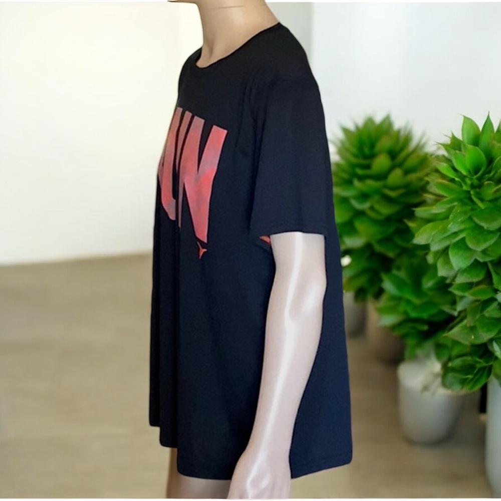 Old Navy Men's Active “RUN” Graphic Go-Dry T-Shirt - Picture 6 of 16